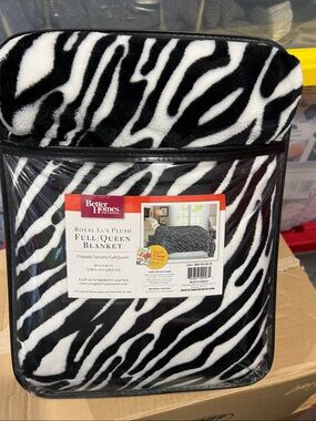 New zebra full queen throw blanket NIP plush black white